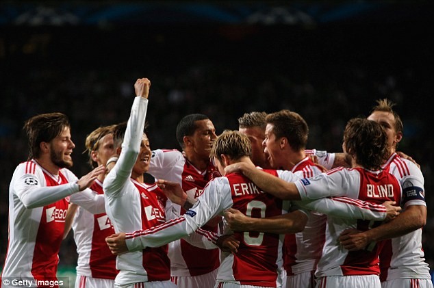 Ngay đầu hiệp hai, Moisander đánh đầu nâng tỉ số lên 2-1 cho Ajax...